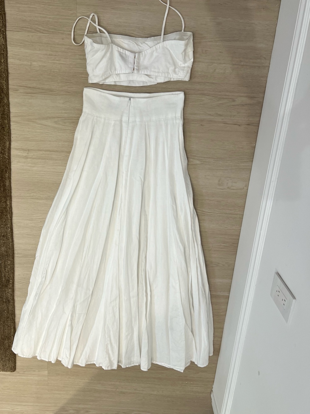 DISSH Aisle white linen crop top and long skirt set - Picture 8 of 10
